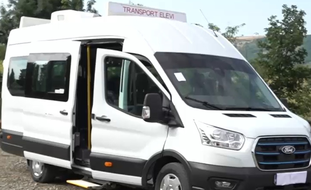 Romunski minister Pîslaru pričakuje poročilo o nakupu električnih minibusov za šole