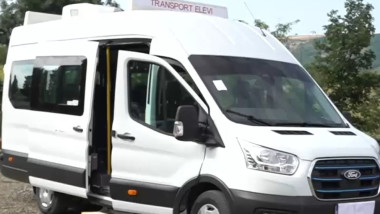 microbuz alb transport elevi