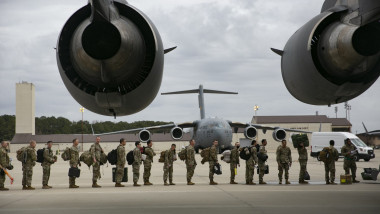 trupe sua avion militar