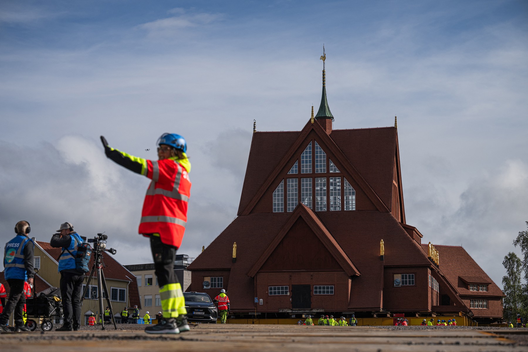 O biserică de lemn istorică, de 672 de tone, este mutată în Suedia pe o distanță de 5km
