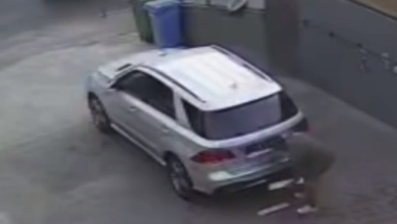 VIDEO  Lăsatul mașinii la spălătorie este riscant. Momentul în care un autoturism e furat, după ce i-au fost schimbate numerele