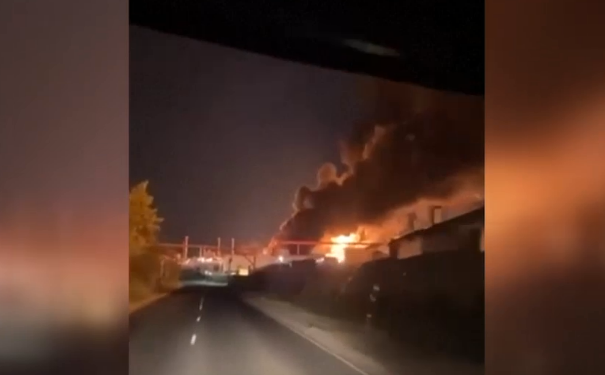 Incendiu la o rafinărie de petrol din orașul rusesc Saratov, după un atac cu drone lansat de ucraineni. Un om a murit