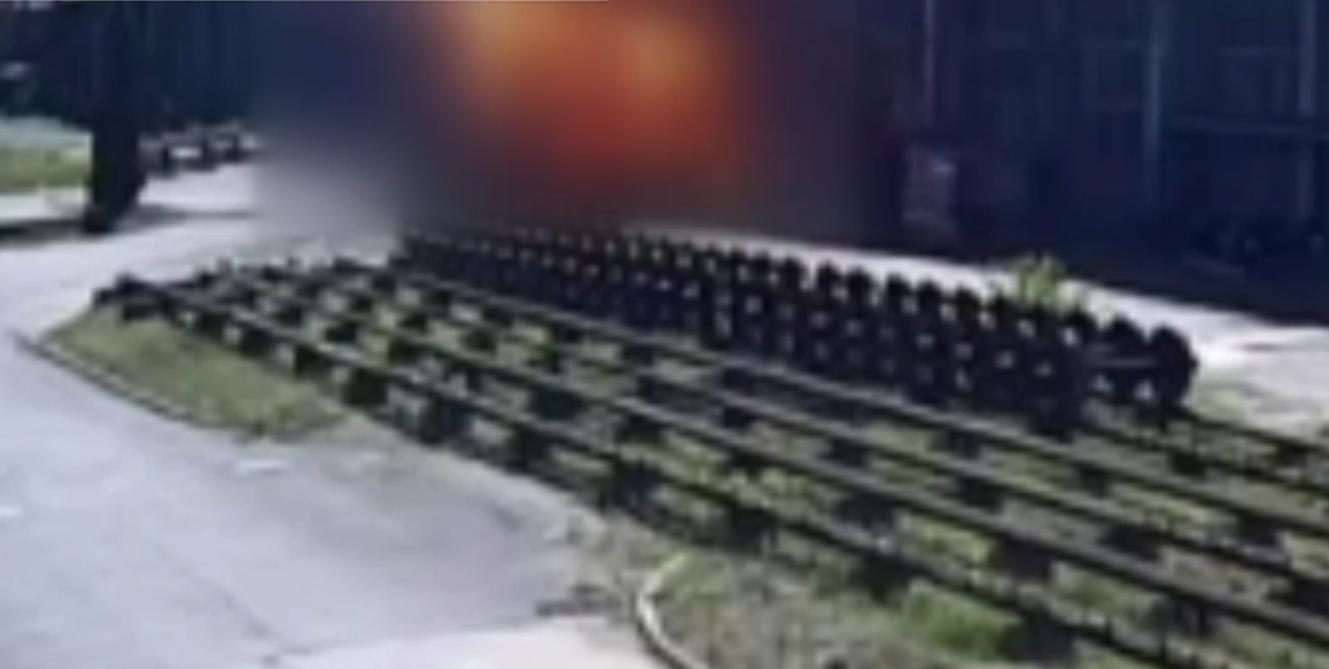 Momentul când avionul ultra-ușor cu doi oameni s-a prăbușit în Arad, surprins de o cameră de supraveghere