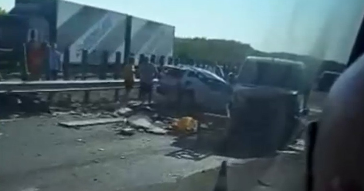 Accident cu șapte mașini pe Autostrada Soarelui: două persoane rănite grav.