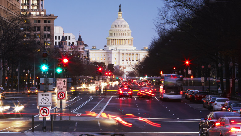 O capitală „mai sigură și mai frumoasă”: Trump vrea ca persoanele fără adăpost să fie evacuate din Washington. Care e planul