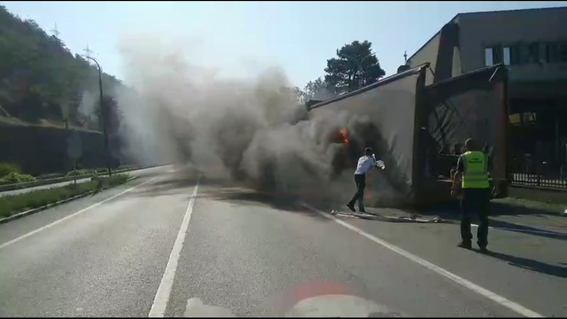 Camion în flăcări pe DN 6. Traficul este complet blocat în zonă, după ce anvelopa unei remorci a luat foc în mers