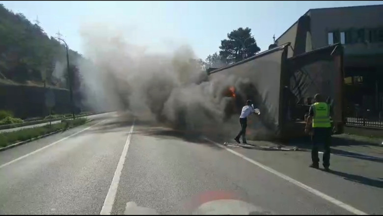 VIDEO  Camion în flăcări pe DN 6. Traficul este complet blocat în zonă, după ce anvelopa unei remorci a luat foc în mers
