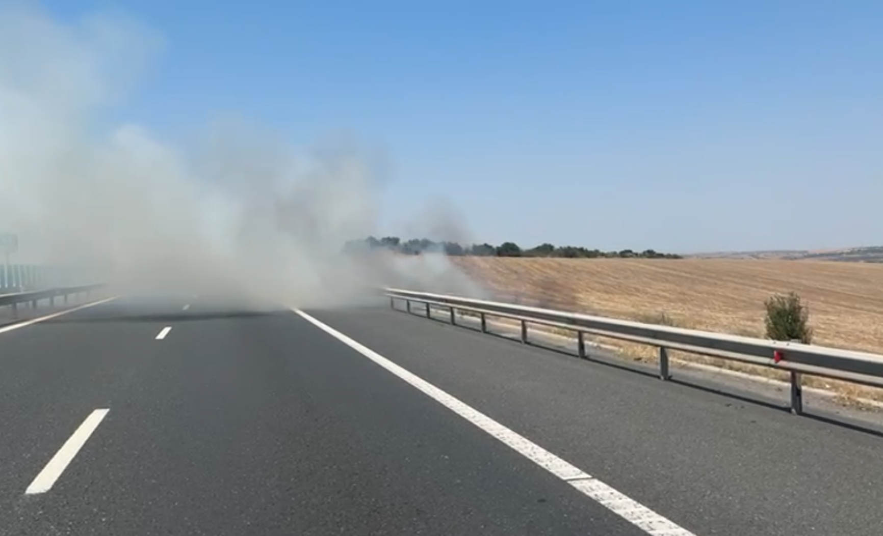 Autostrada Soarelui, închisă din cauza unui incendiu de vegetație. Traficul către București a fost deviat