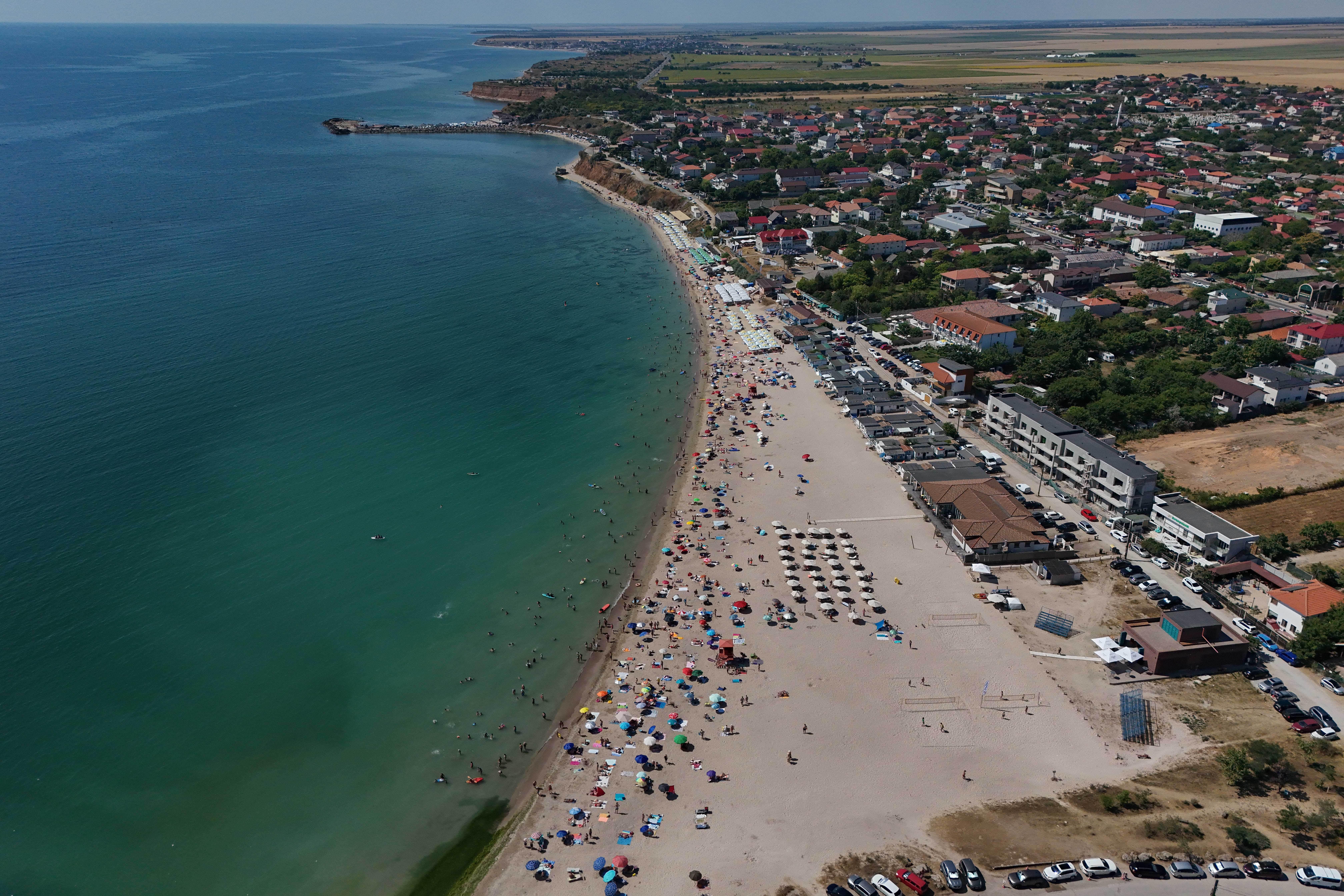 CCR discută astăzi sesizarea lui Nicuşor Dan privind utilizarea plajei Mării Negre