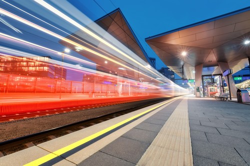 Un bărbat s-a agățat de un tren de mare viteză în Austria, după ce a coborât pe peron să fumeze o țigară. Ce s-a întâmplat după