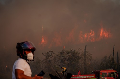 Sute de persoane au fost evacuate în nord-vestul Turciei din cauza incendiilor de vegetaţie și peste 700 de pompieri luptă cu flăcările