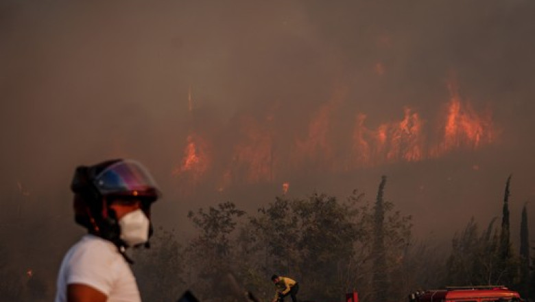 Sute de persoane au fost evacuate în nord-vestul Turciei din cauza incendiilor de vegetaţie și peste 700 de pompieri luptă cu flăcările