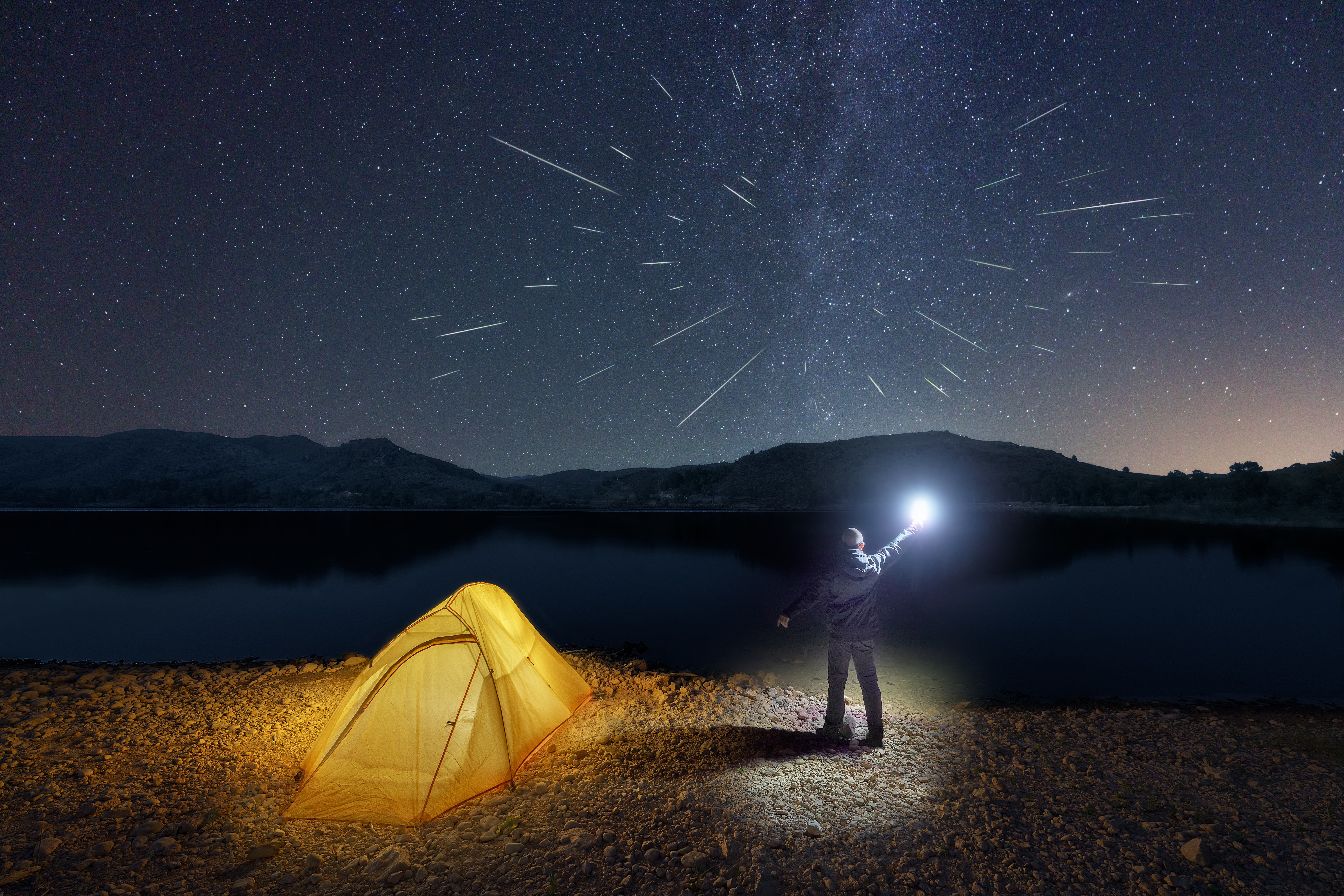 Perseide 2025: Fenomenul astronomic atinge apogeul în această noapte. Din ce zone se pot observa până la 100 de meteori pe oră