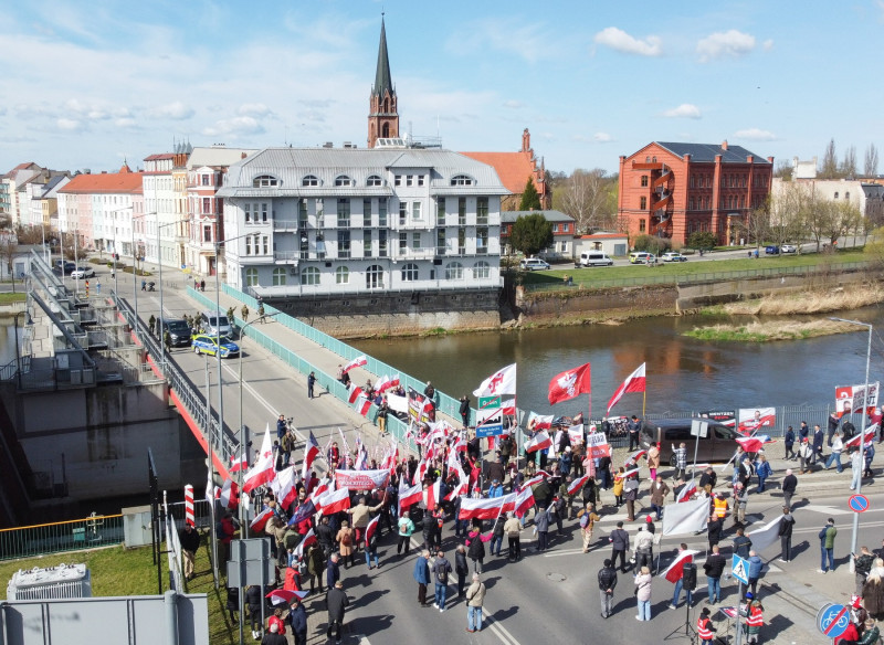 Protest participants on the border bridge with Germany in Gubin