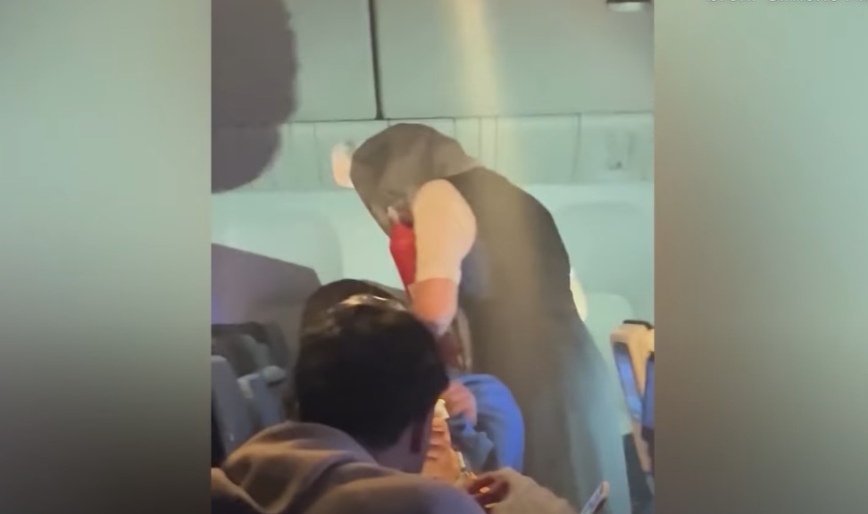 Reacția pasagerilor după ce o baterie externă a luat foc într-un avion aflat în zbor. Cabina s-a umplut imediat de fum