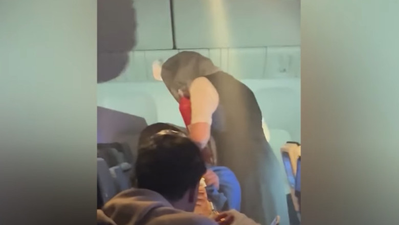 VIDEO  Reacția pasagerilor după ce o baterie externă a luat foc într-un avion aflat în zbor. Cabina s-a umplut imediat de fum