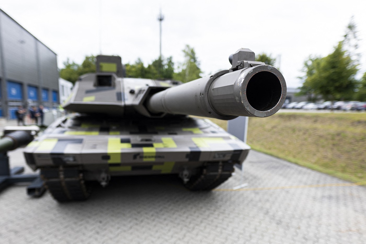 Șeful celui mai mare producător german de arme spune că prețurile tancurilor și armamentului vor scădea, în timp ce Europa se înarmează