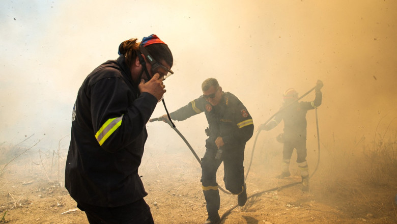 Incendii în locuri turistice populare din Grecia, autoritățile au emis stare de alertă. Zonele afectate