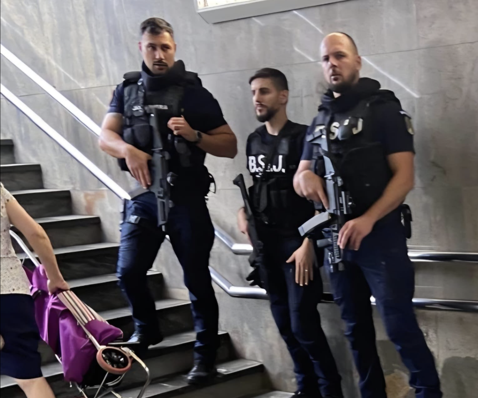 De ce sunt jandarmi înarmați în stațiile de metrou din București. Explicația oficială a instituției