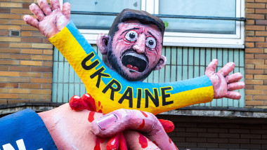 Dusseldorf, Germany. 3 March 2025. Political carnival floats by designer Jacques Tilly. Hitler-Stalin-Pakt 2.0. Putin and Trump squeezing out Volodymyr Zelenskyy. Photo: Vibrant Pictures/Alamy Live News