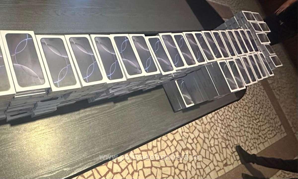 Transport de aproape 500 de telefoane mobile contrafăcute, descoperit la Nădlac. La cât s-ar ridica valoarea lor