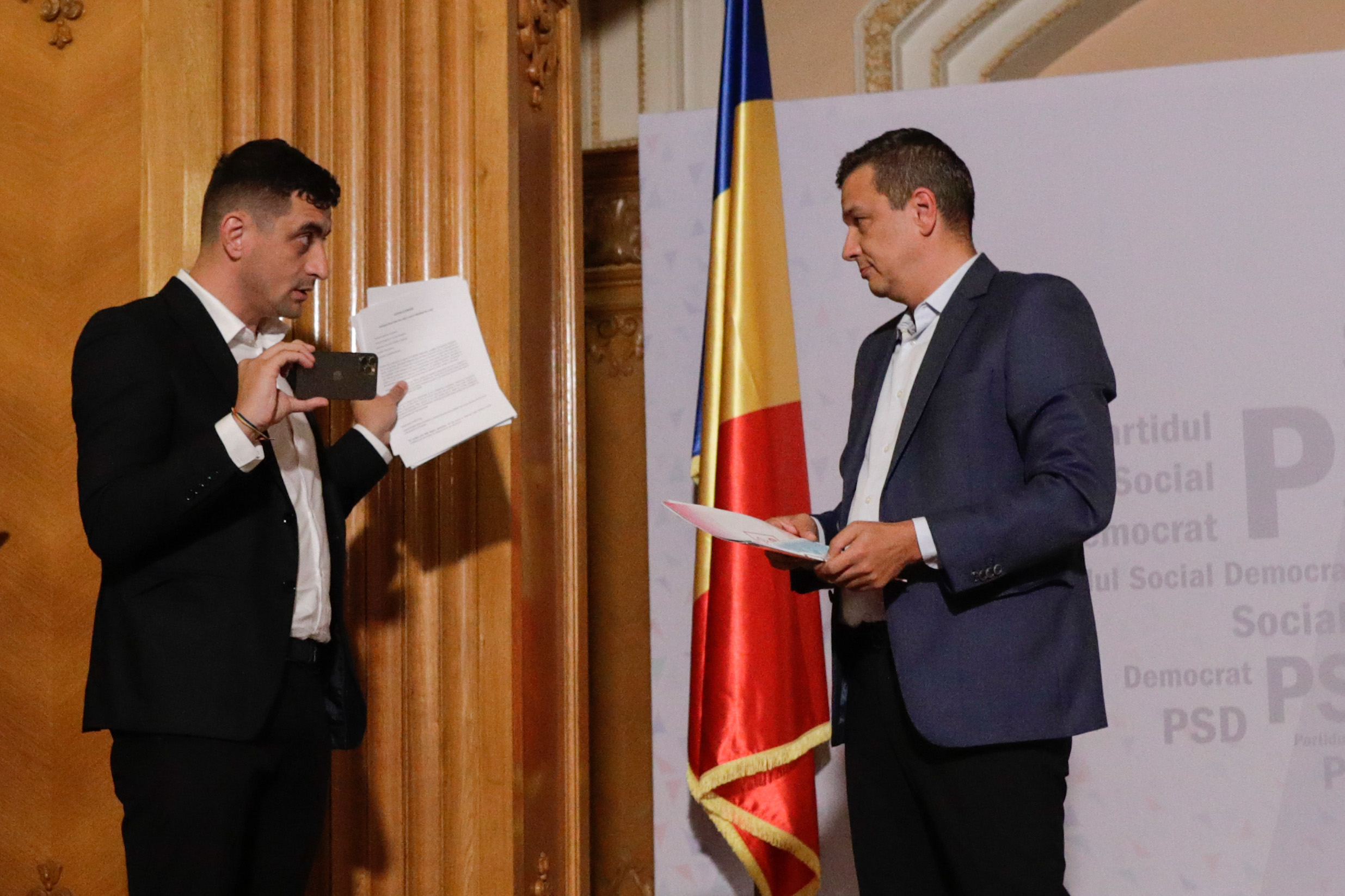 Guvernare comună PSD–AUR?  Simion o vede inevitabilă, liderii PSD păstrează tăcerea