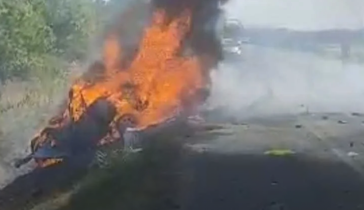 O şoferiţă a murit carbonizată după ce a intrat cu maşina într-un TIR, în județul Timiș