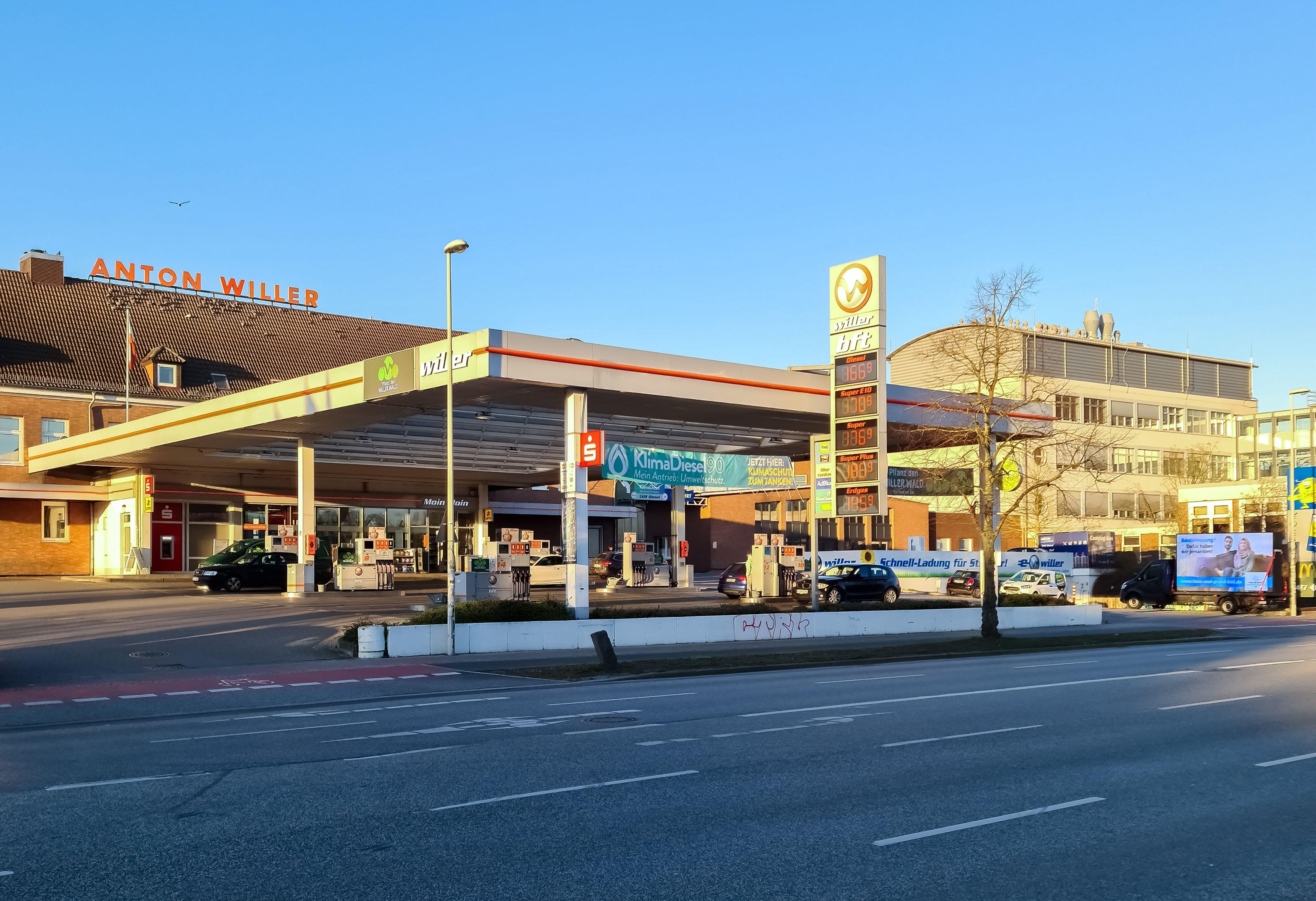 Un băiat de 10 ani a fost uitat de părinți într-o benzinărie din Germania. Și-au dat seama abia după jumătate de oră