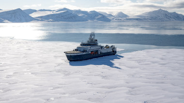 spărgător-de-gheață-svalbard