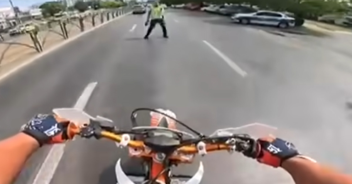 Tânăr pe motocicletă: gest riscant, amendă de 800 lei și permis suspendat!