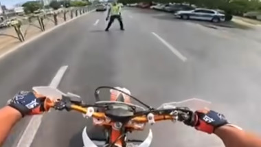 motociclist oprit de un politist in bucuresti
