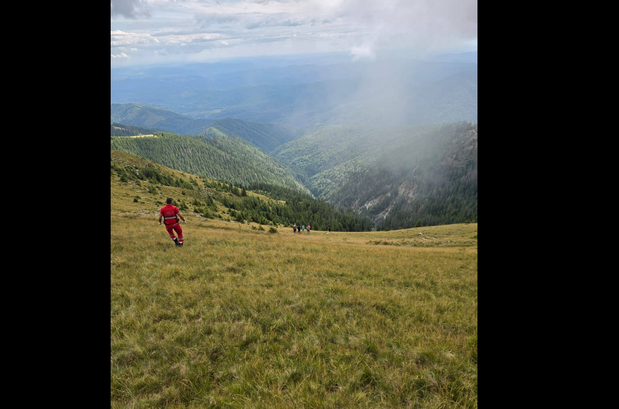 Accident mortal în Munții Făgăraș: Culegători de fructe de pădure au fost alertați de strigătele din zonă. Starea tânărului grav rănit