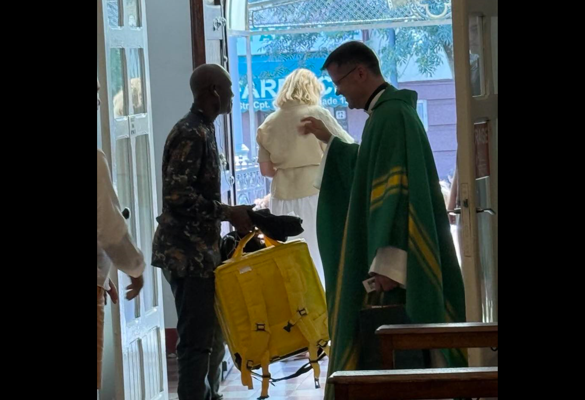 Francisc Doboş, mesaj ironic după îndemnul AUR la refuzarea livratorilor străini: „Un dac neaoş din Nigeria a venit să se spovedească”