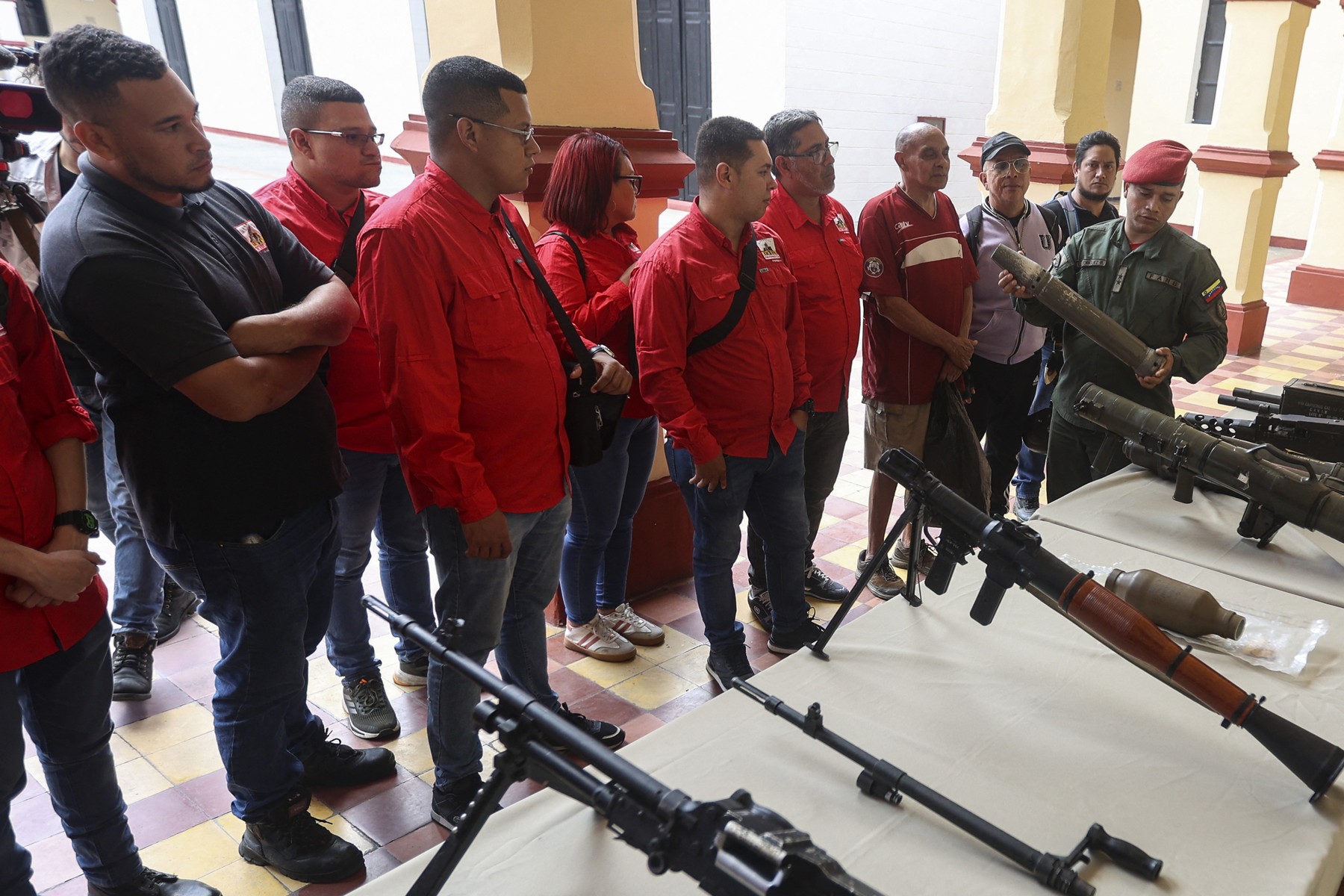 Trei distrugătoare americane se deplasează în largul coastelor Venezuelei. Maduro mobilizează o „miliție” de 4,5 milioane de persoane