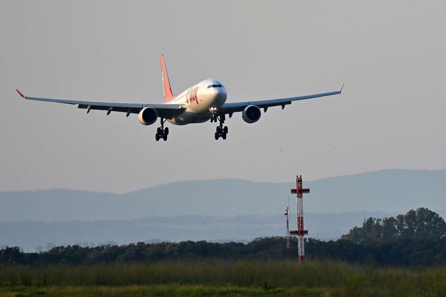 Un avion plin cu ruși a aterizat de urgență în Estonia, după un atac cu drone. Pasagerii, obligați să rămână la bord