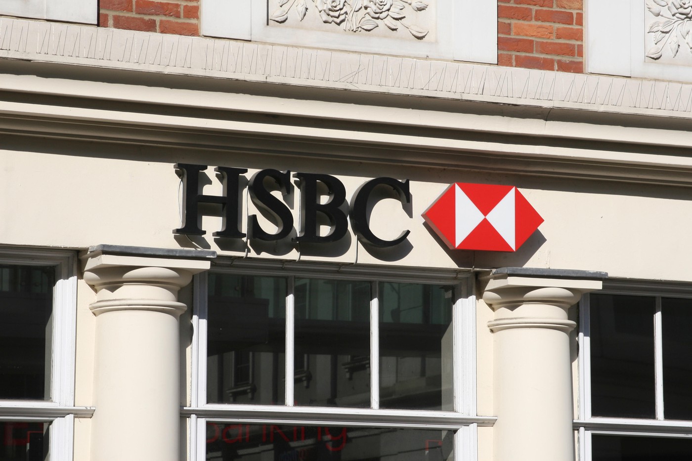Divizia elvețiană a HSBC a închis conturile a peste 1.000 de clienți bogați din Orientul Mijlociu, după cazuri de spălare a banilor