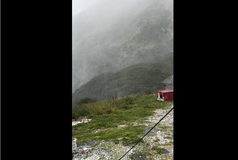 Zăpadă în luna august. A nins în Munții Rodnei: imagini spectaculoase surprinse de o turistă
