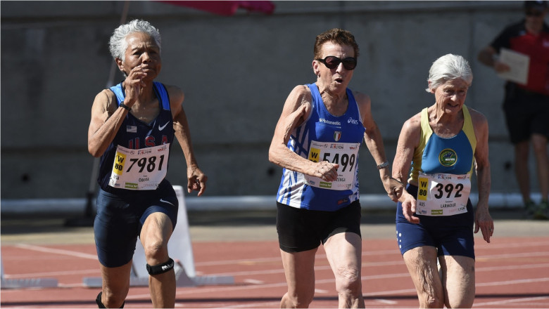 Emma Maria Mazzenga aleargă alături de alte competitoare de peste 80 de ani