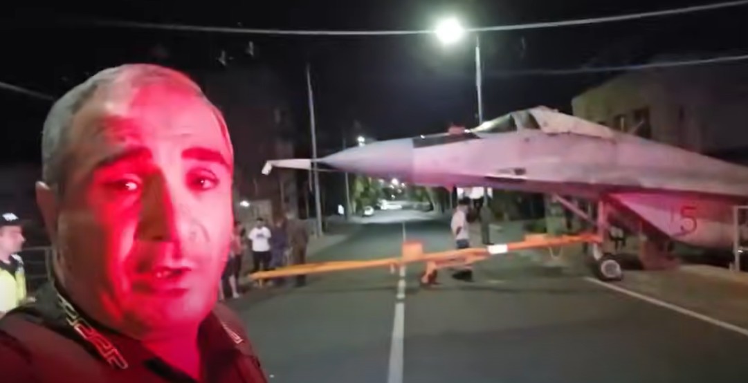 Cu MIG-ul pe bulevard. Momentul în care soldații lui Putin scapă un avion de luptă în timp ce-l tractau pe o stradă din Erevan