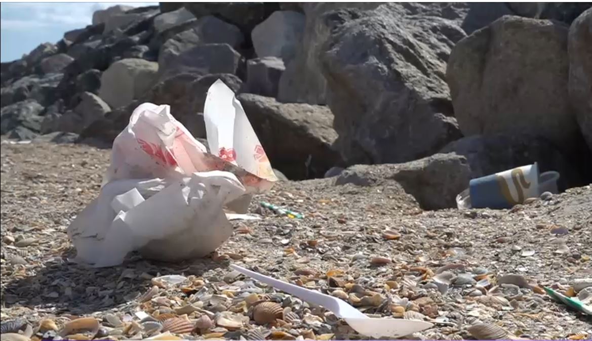 VIDEO Cum arată plajele din România la final de sezon. Turiștii au lăsat în urmă chiștoace de țigări, resturi alimentare și ambalaje