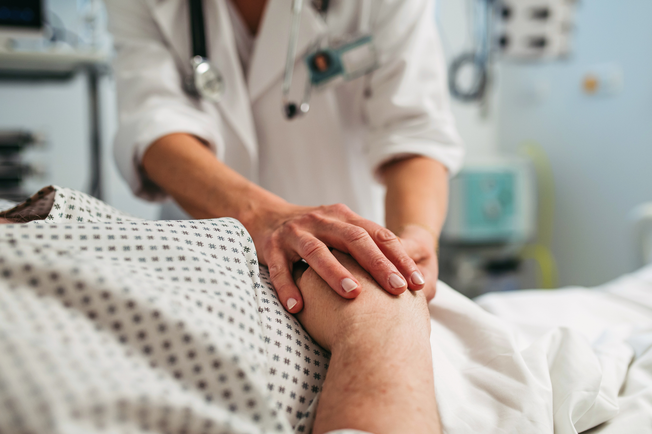 „Nu știu dacă am fost vreodată”. Banii și distanța blochează accesul medical. Ce spun românii care nu merg la medic cu anii