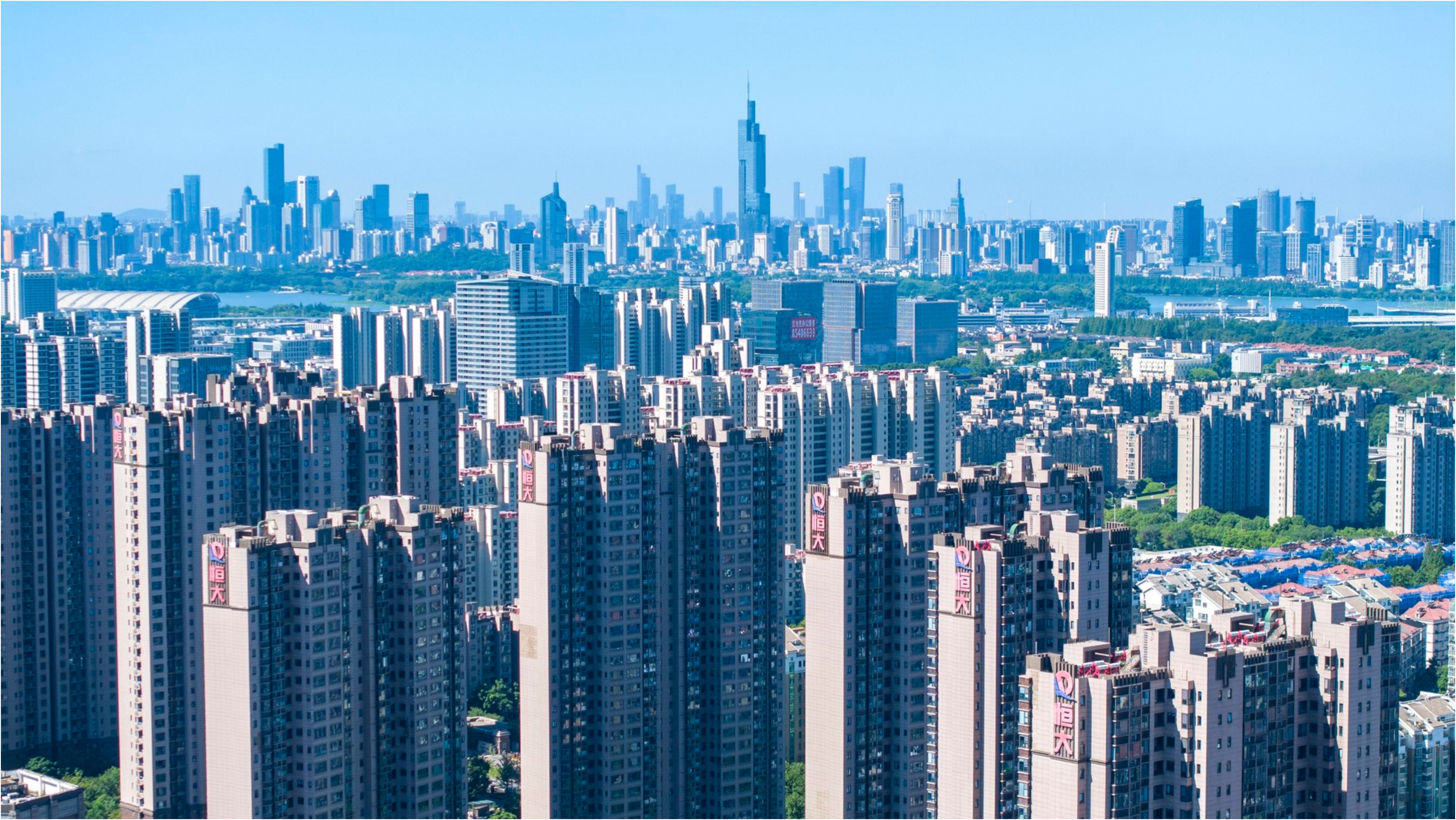 Prăbușire totală pentru fostul vârf de lance al economiei Chinei. Gigantul imobiliar Evergrade a fost delistat de la bursa de valori