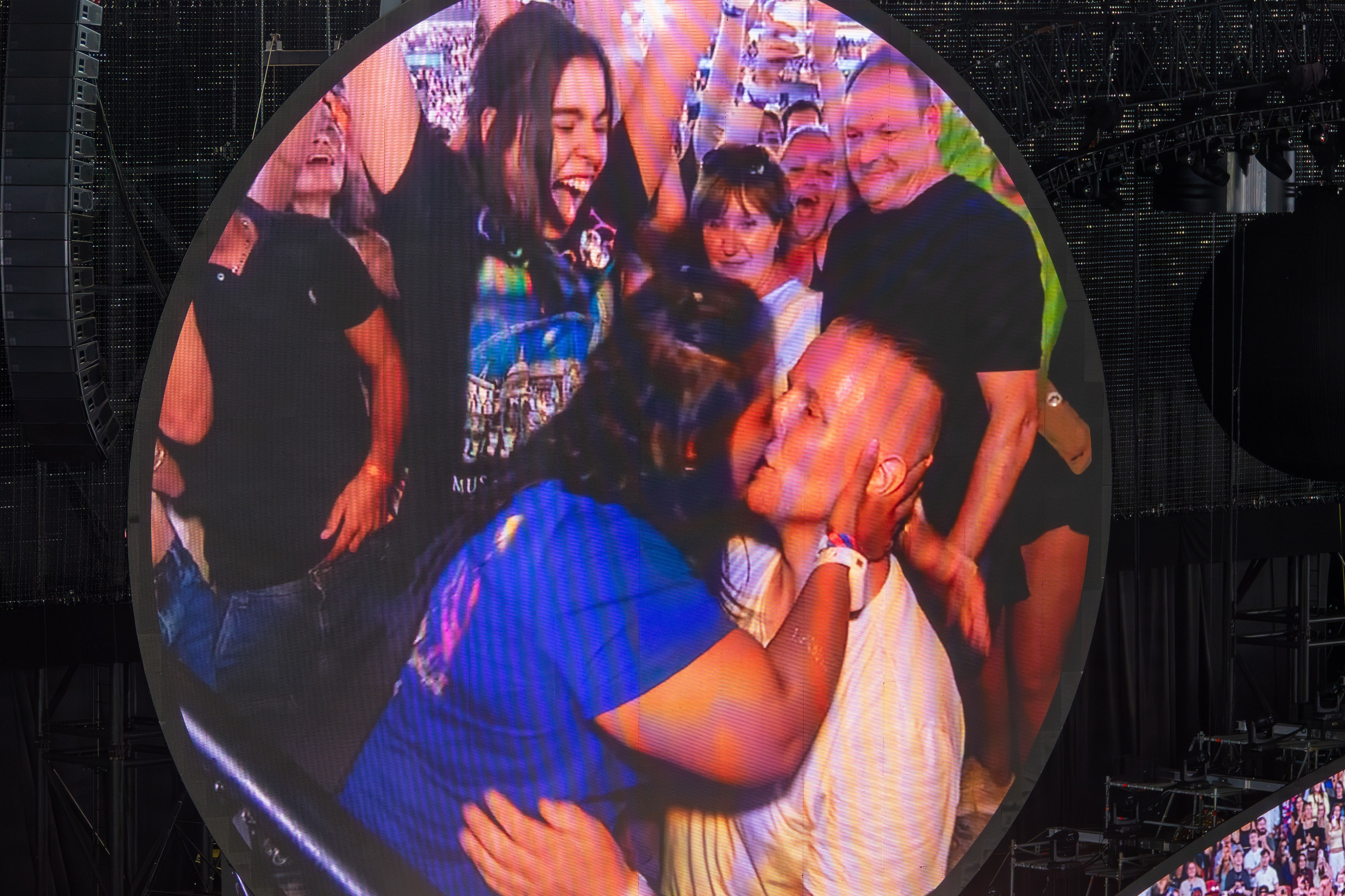 Moment memorabil surprins de „camera sărutului” la un concert Coldplay. Reacția lui Chris Martin: „E partenera ta? Nu e și a altcuiva?”