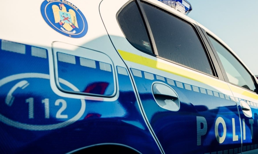Un bărbat care alerga cu cuţitul după soţia lui, imobilizat și încătușat de o polițistă
