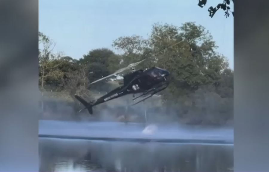 VIDEO Momentul în care un elicopter folosit pentru stingerea incendiilor se prăbușește într-un lac din Franța