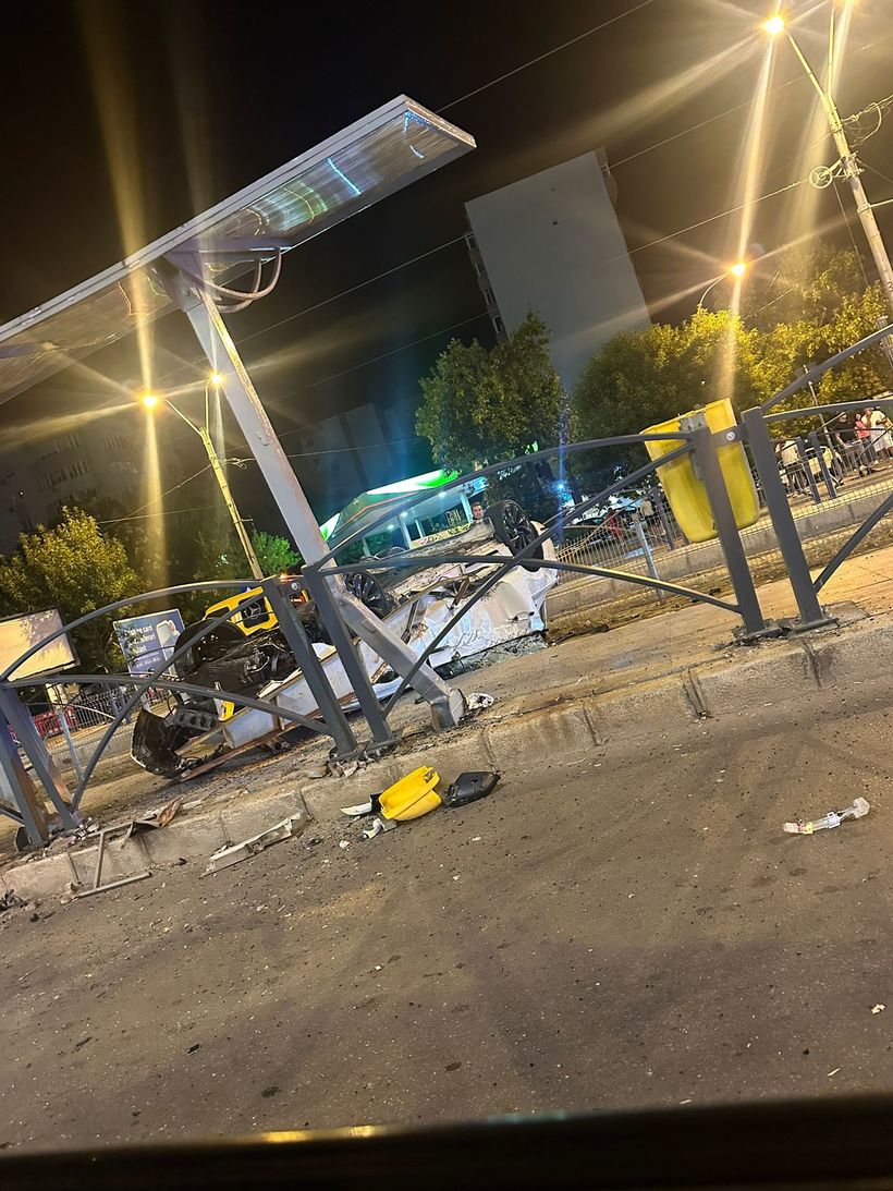 V Bukarešti se je 20-letnik prevrnil z avtomobilom po trčenju v tramvajsko postajo