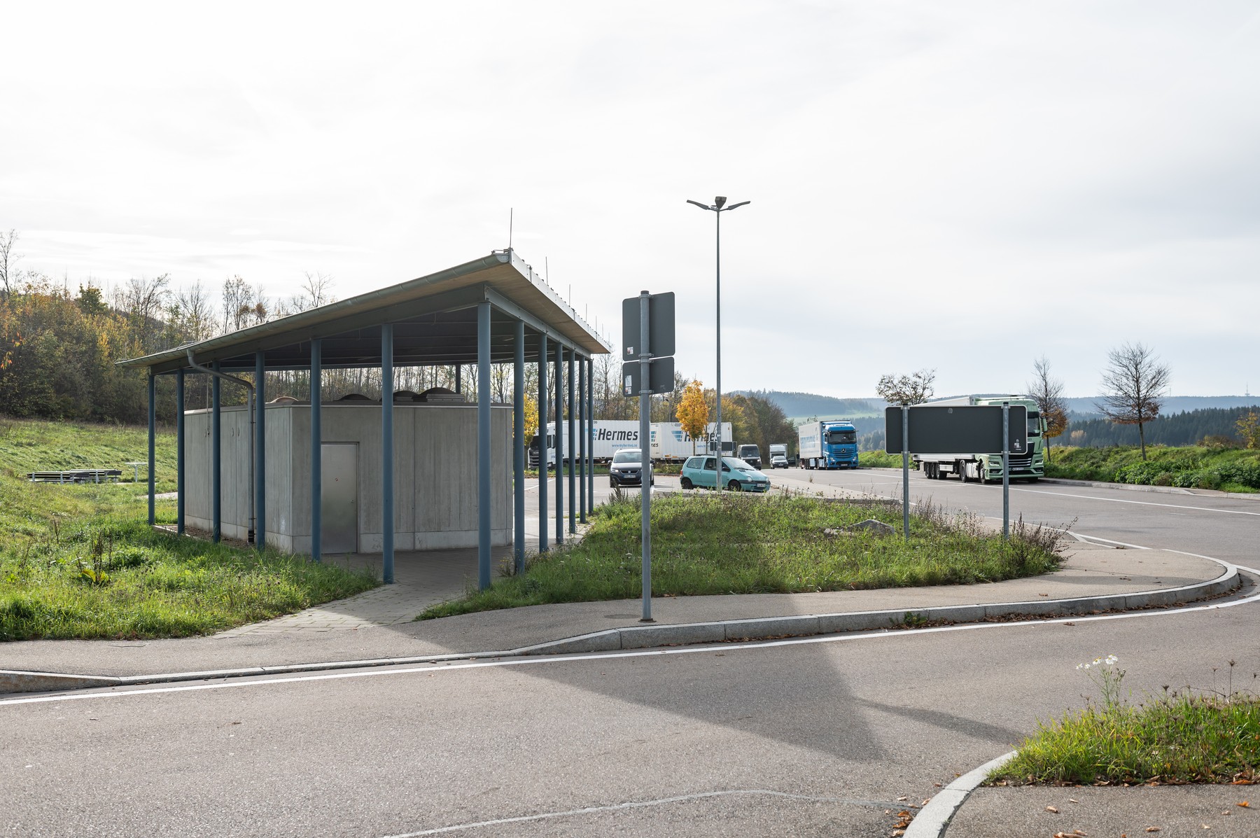 Romun pozabil ženo na bencinskem servisu v Nemčiji, opazil pa jo je šele otrok