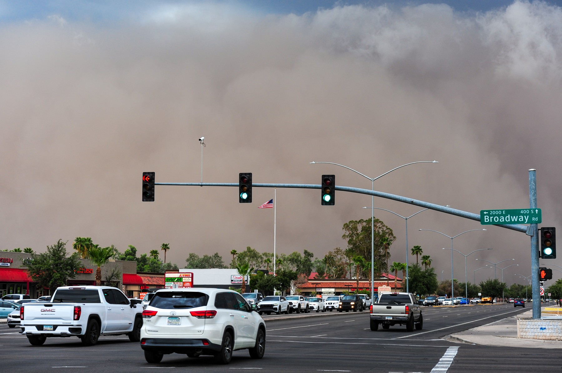 Momentul în care o furtună de praf „haboob” loveşte oraşul Phoenix din Arizona. Valuri de nisip, aruncate la zeci de metri în aer