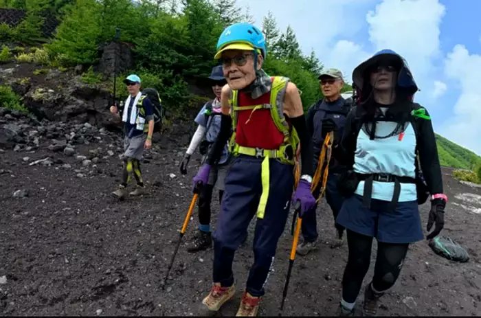 Record la 102 ani. Un japonez a devenit cel mai în vârstă om care a ajuns pe vârful Muntelui Fuji