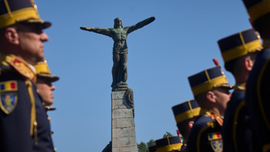 Soldați români la defilare